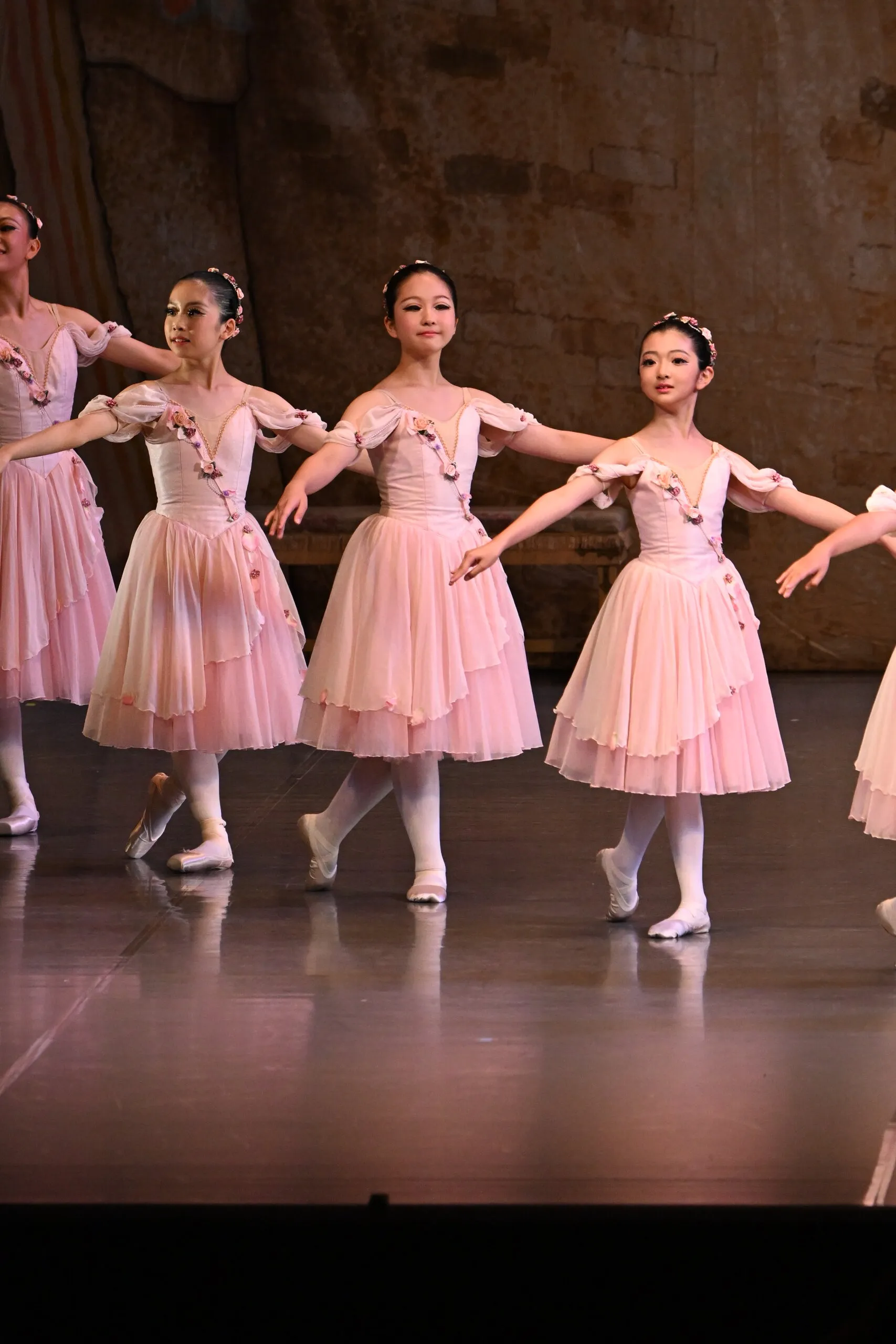 Rang de danseuses en rose.