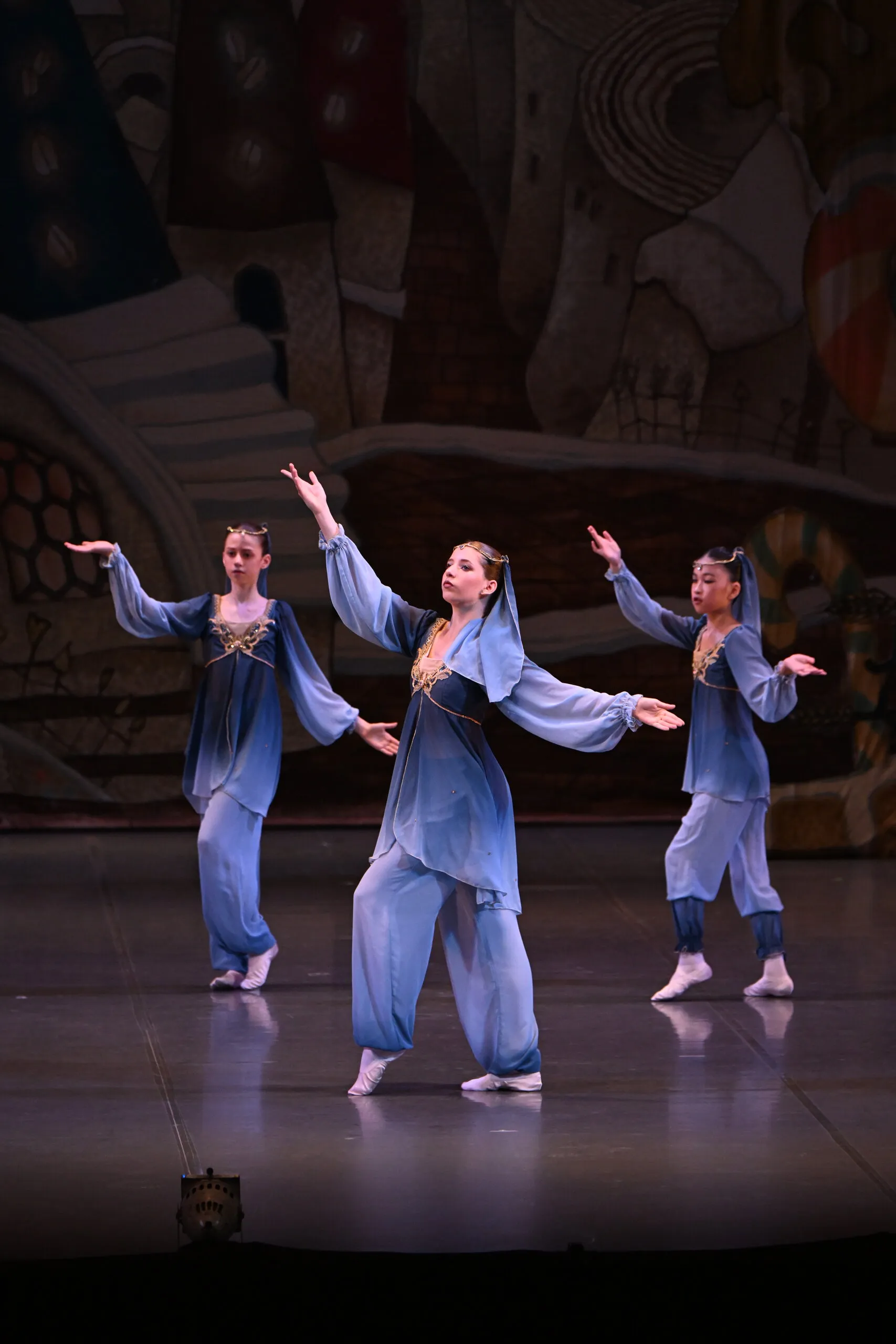 Trois élèves en lilas.