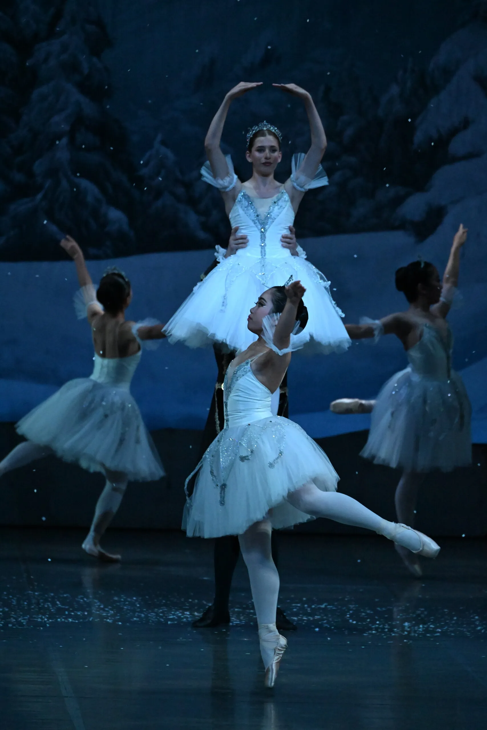 Deux danseuses en tutus blancs au centre du corps de ballet, sous la neige.
