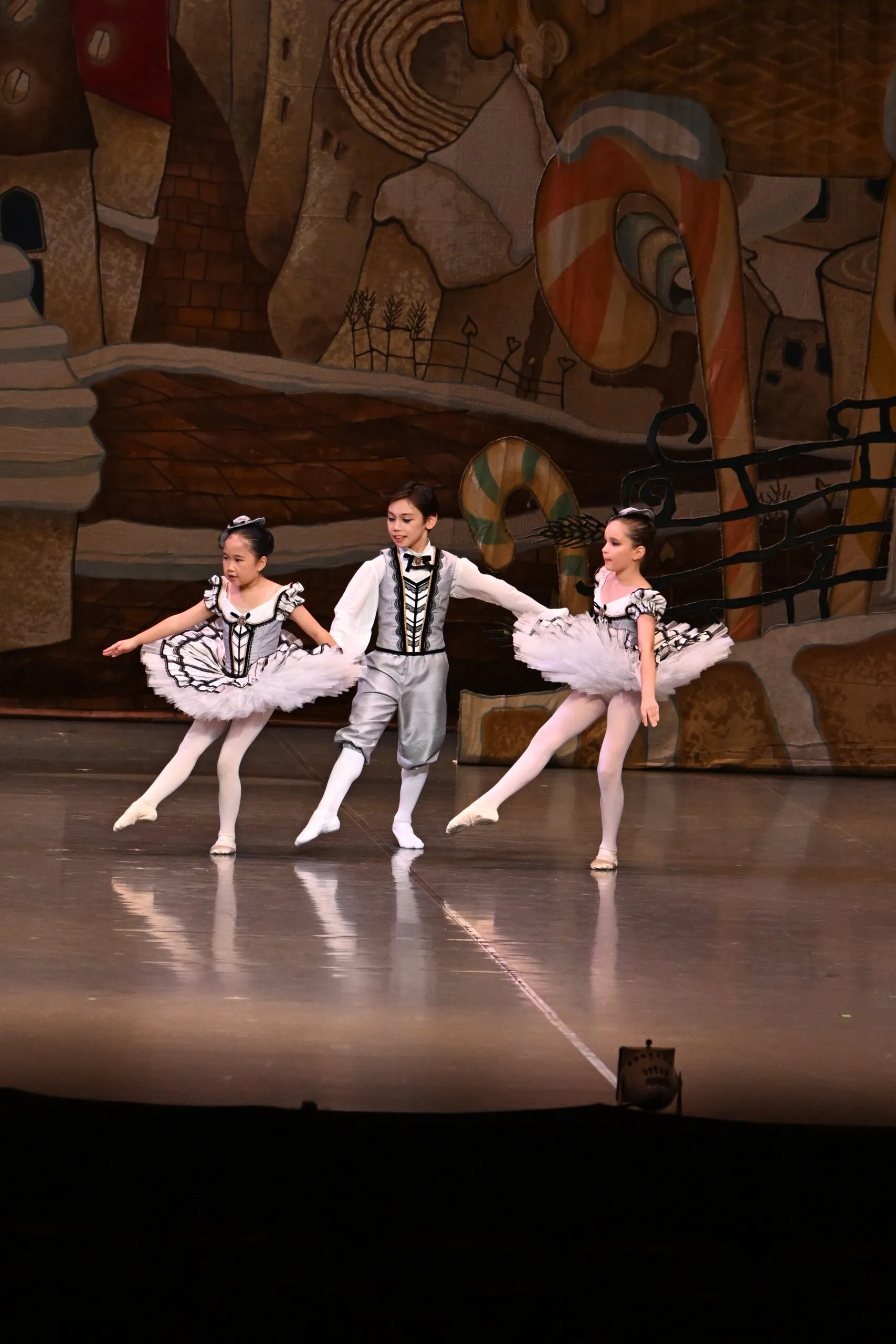 Groupe en costumes blancs et noirs.