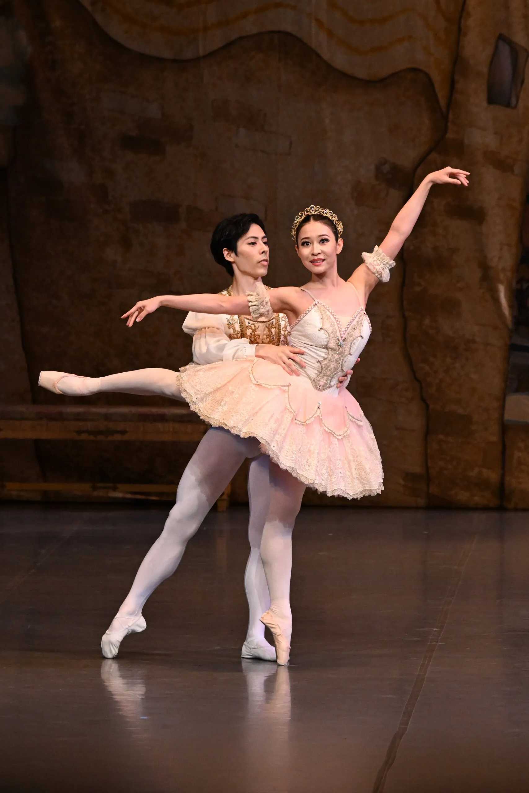 Une danseuse dans une lumière chaude, figure entière.