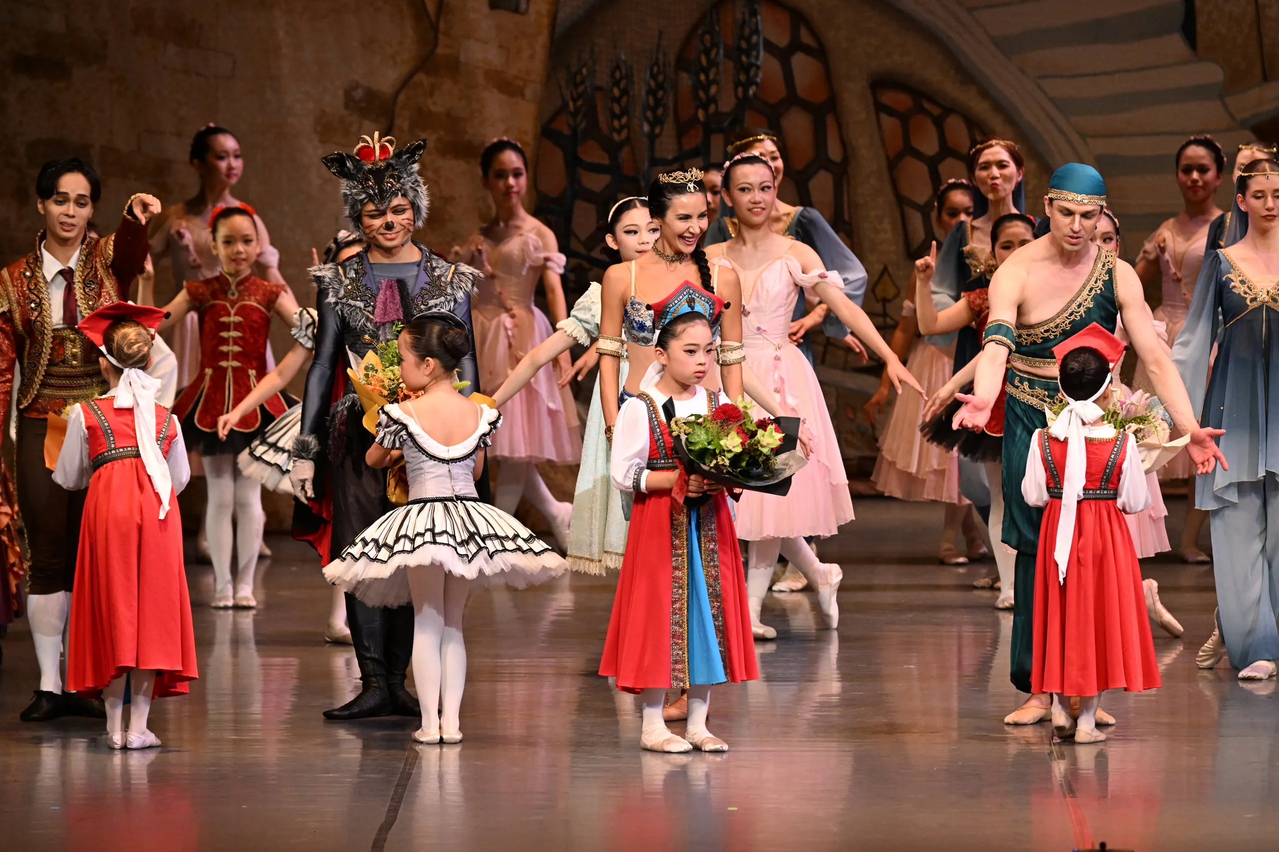 Salut final, la troupe avec ses bouquets.