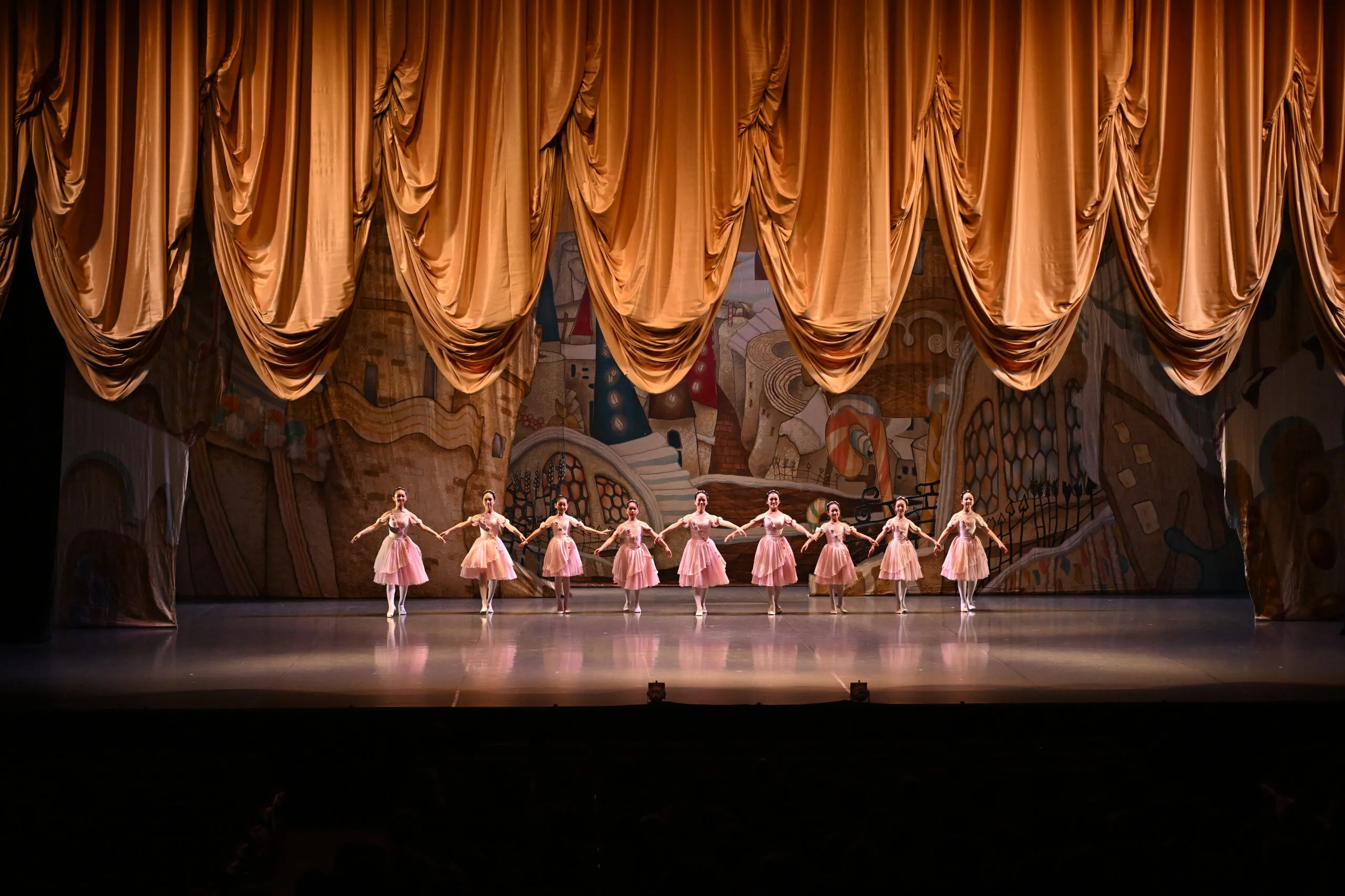 La troupe alignée devant le rideau doré.