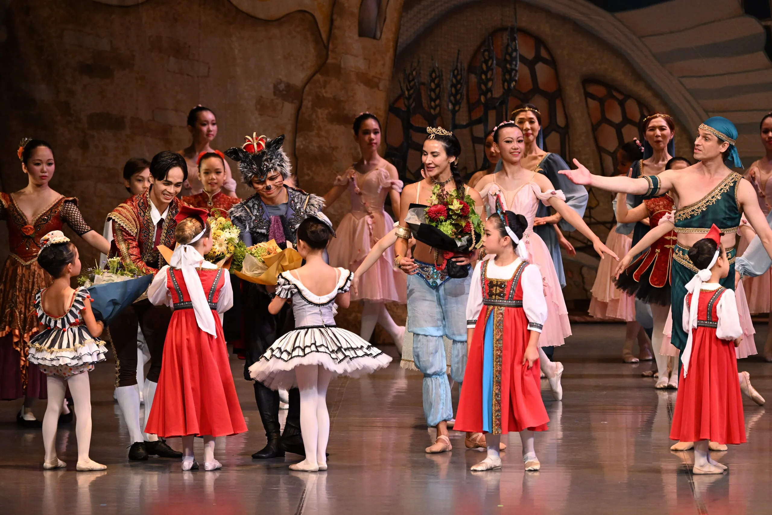 Au salut, les plus jeunes offrent leurs bouquets aux danseurs.
