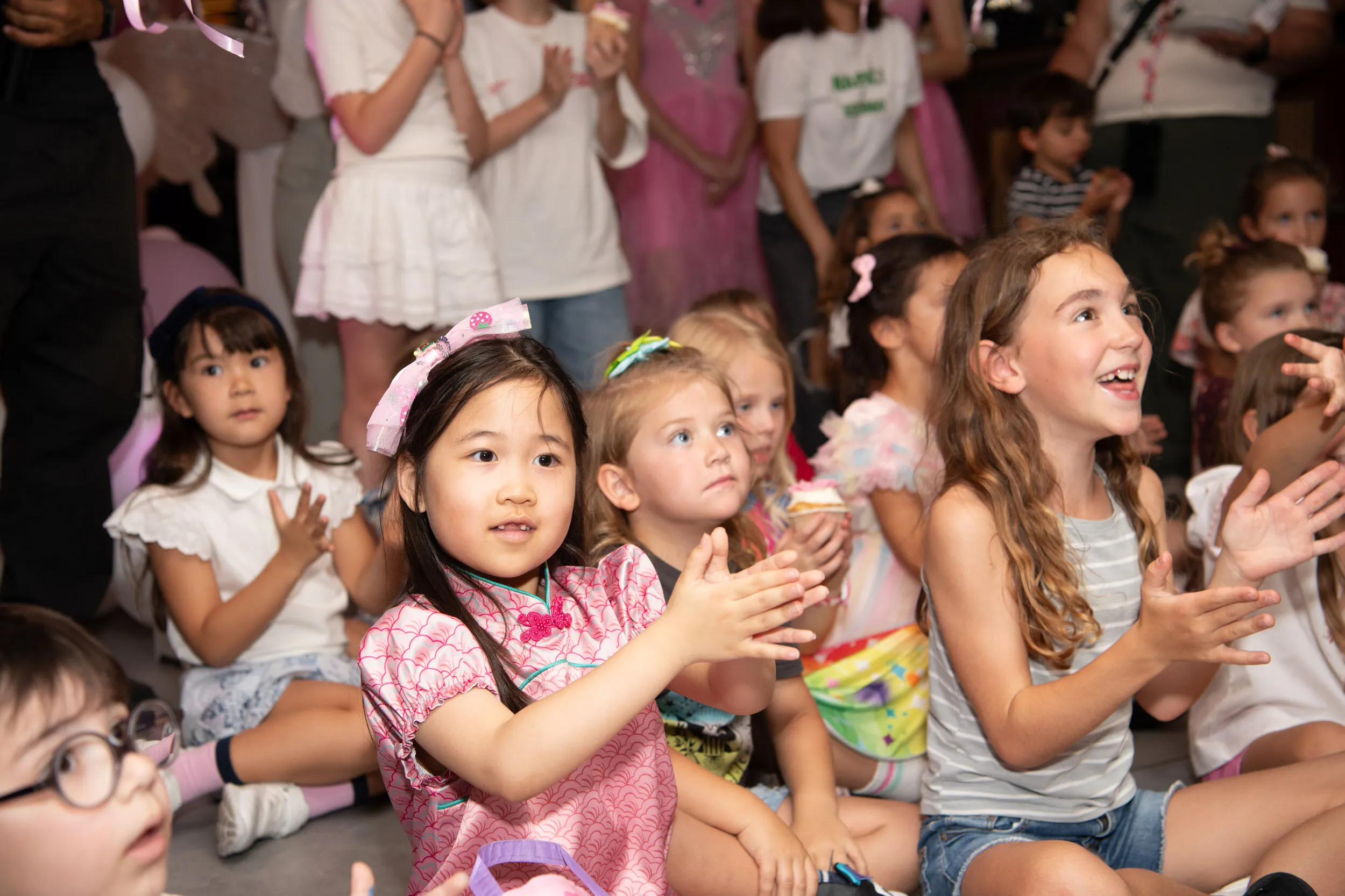 Les enfants applaudissent pendant le spectacle.