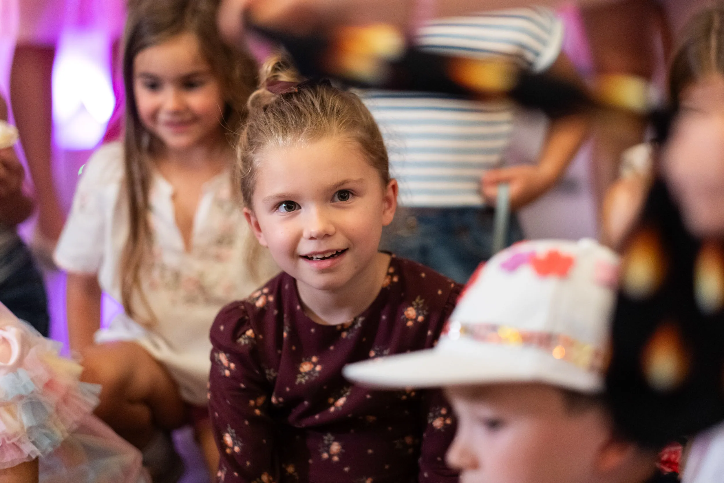 Une enfant sourit, émerveillée, au milieu du public.