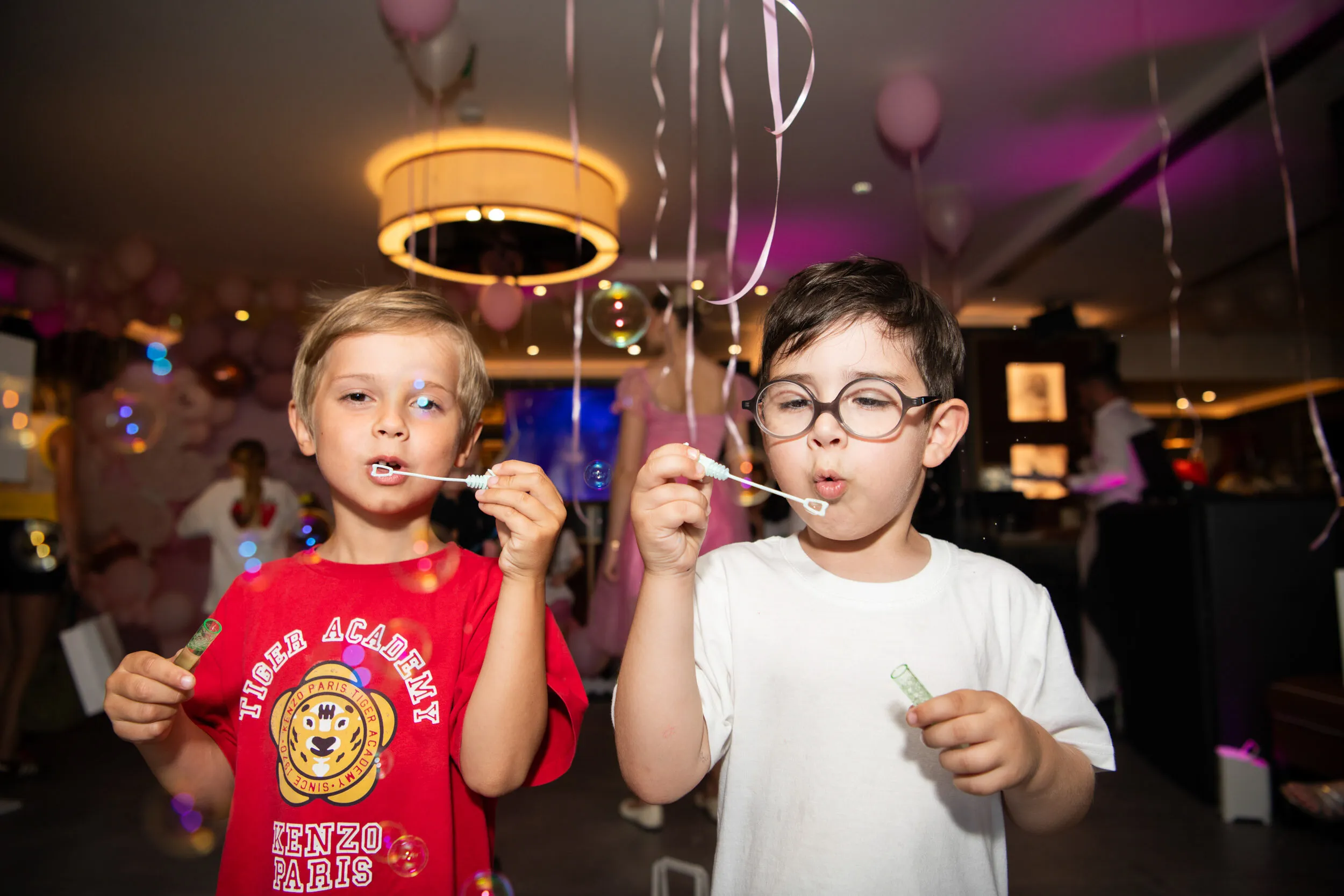 Deux garçons soufflent des bulles de savon.