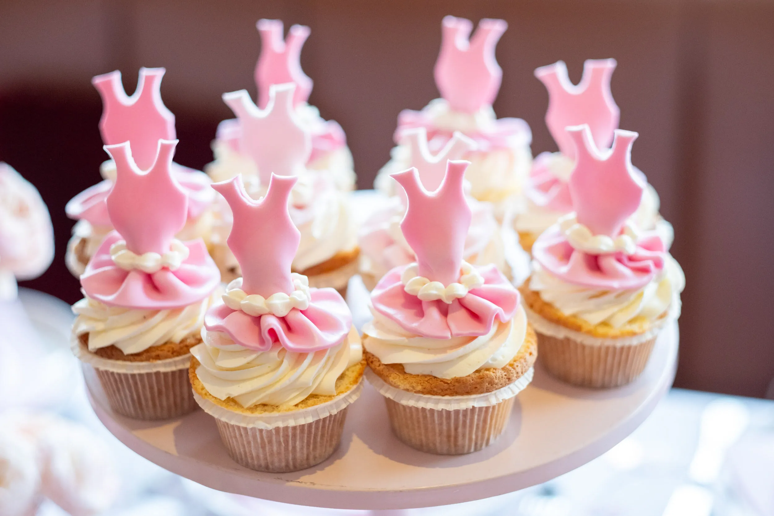 Des cupcakes décorés de petits tutus roses en sucre.