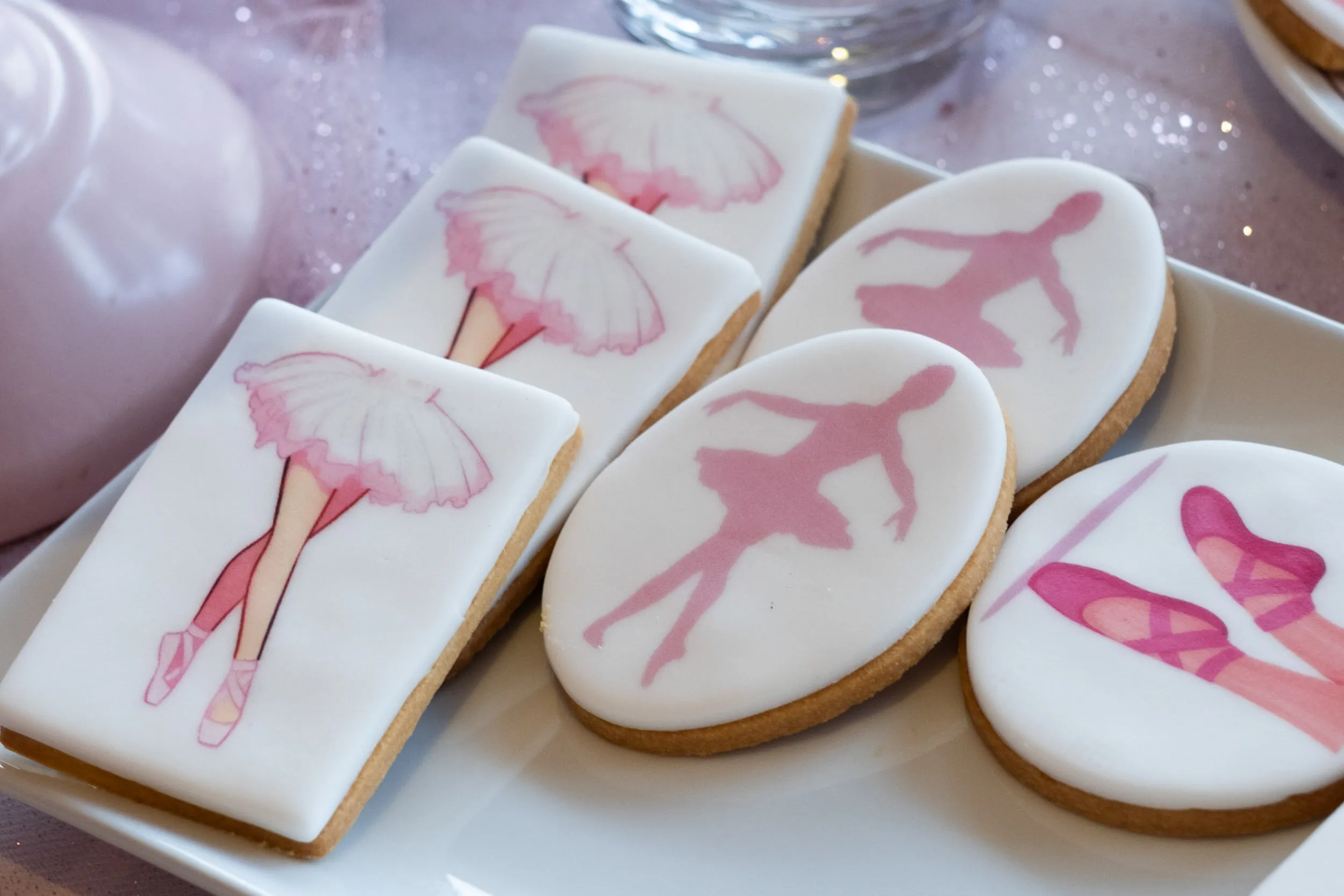 Des biscuits glacés aux silhouettes de ballerines et de chaussons.