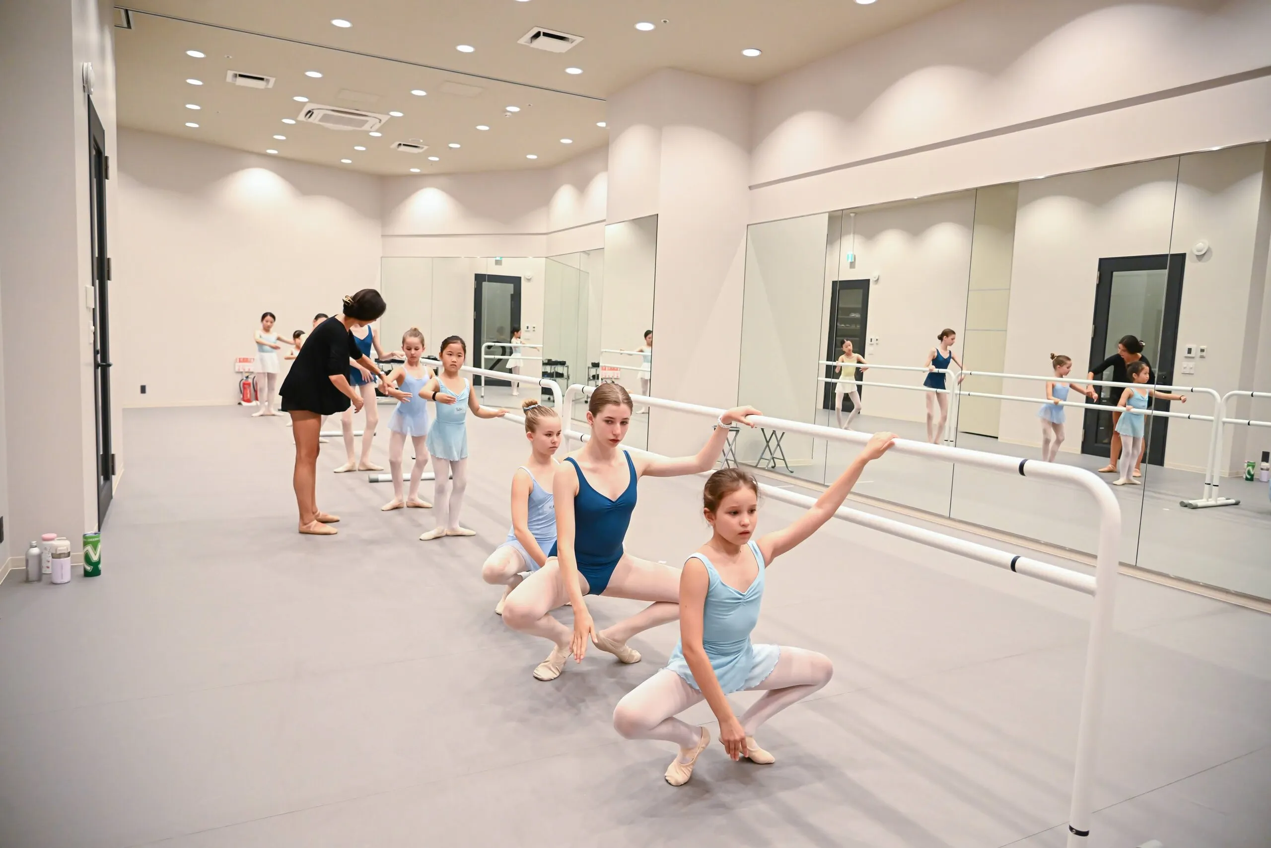 Panoramique du studio, la classe entière dans la même position.
