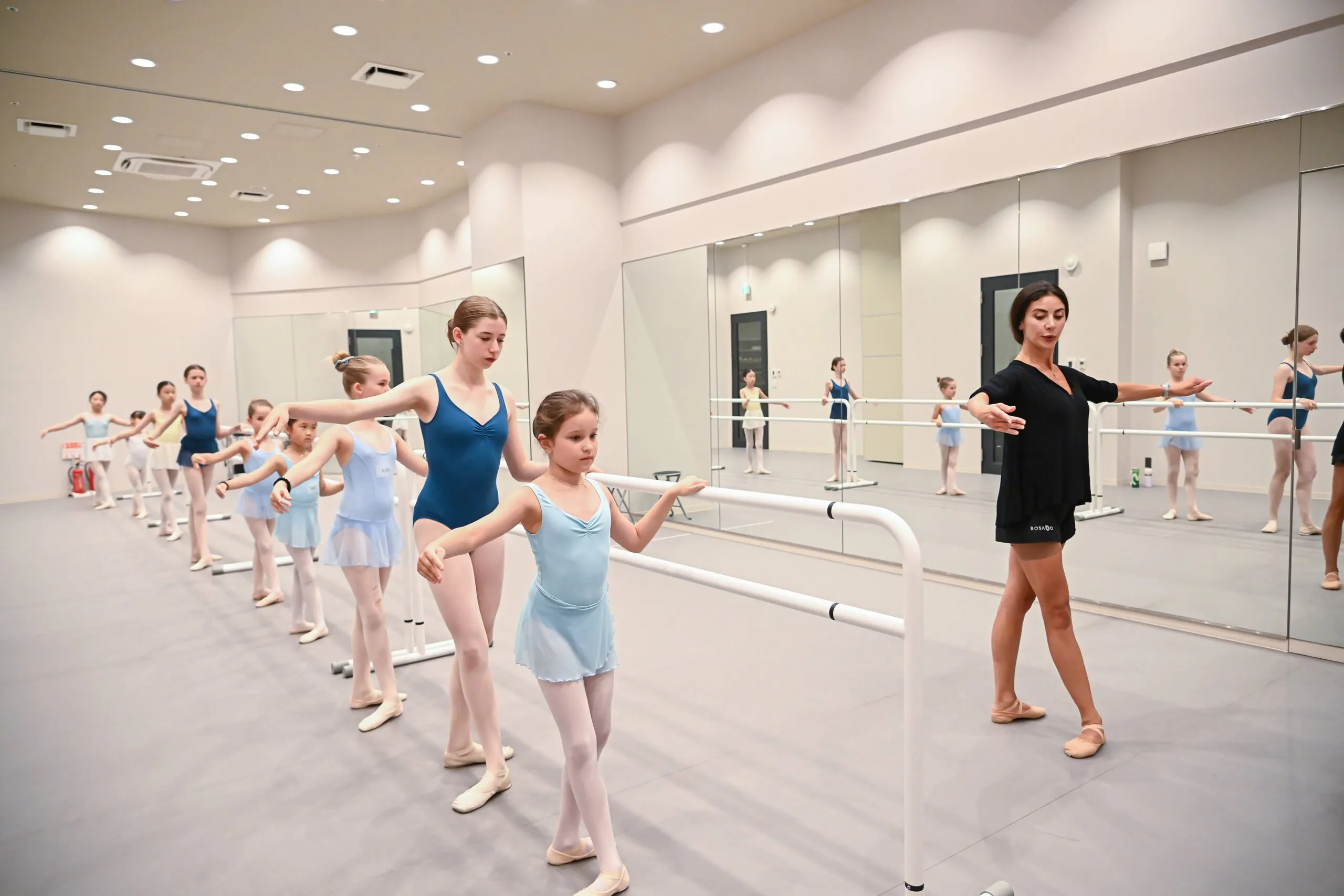 Vue large du studio, les miroirs doublant la classe.