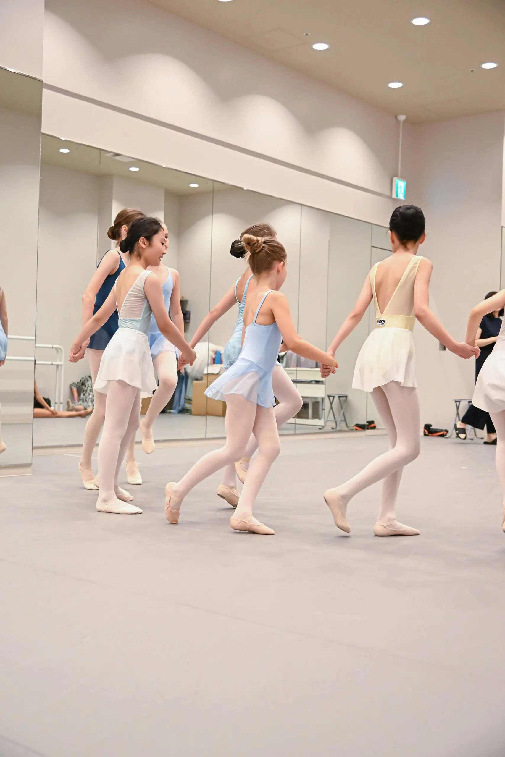 Travail au milieu, le groupe traversant le studio ensemble.