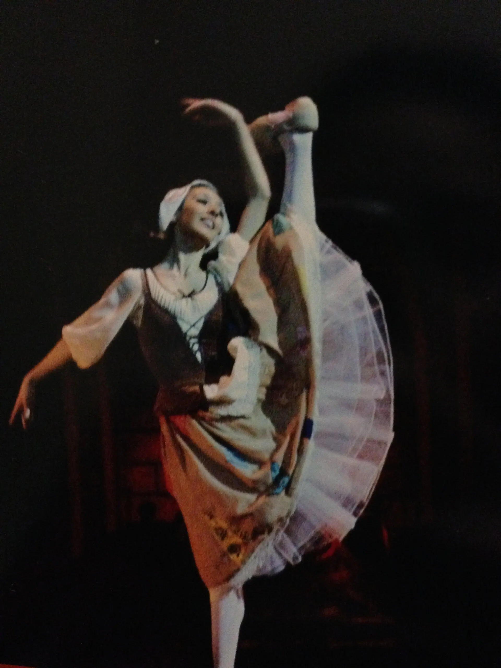 Victoria sur pointes en costume de caractère, la jupe en mouvement, dans une image d'archive.